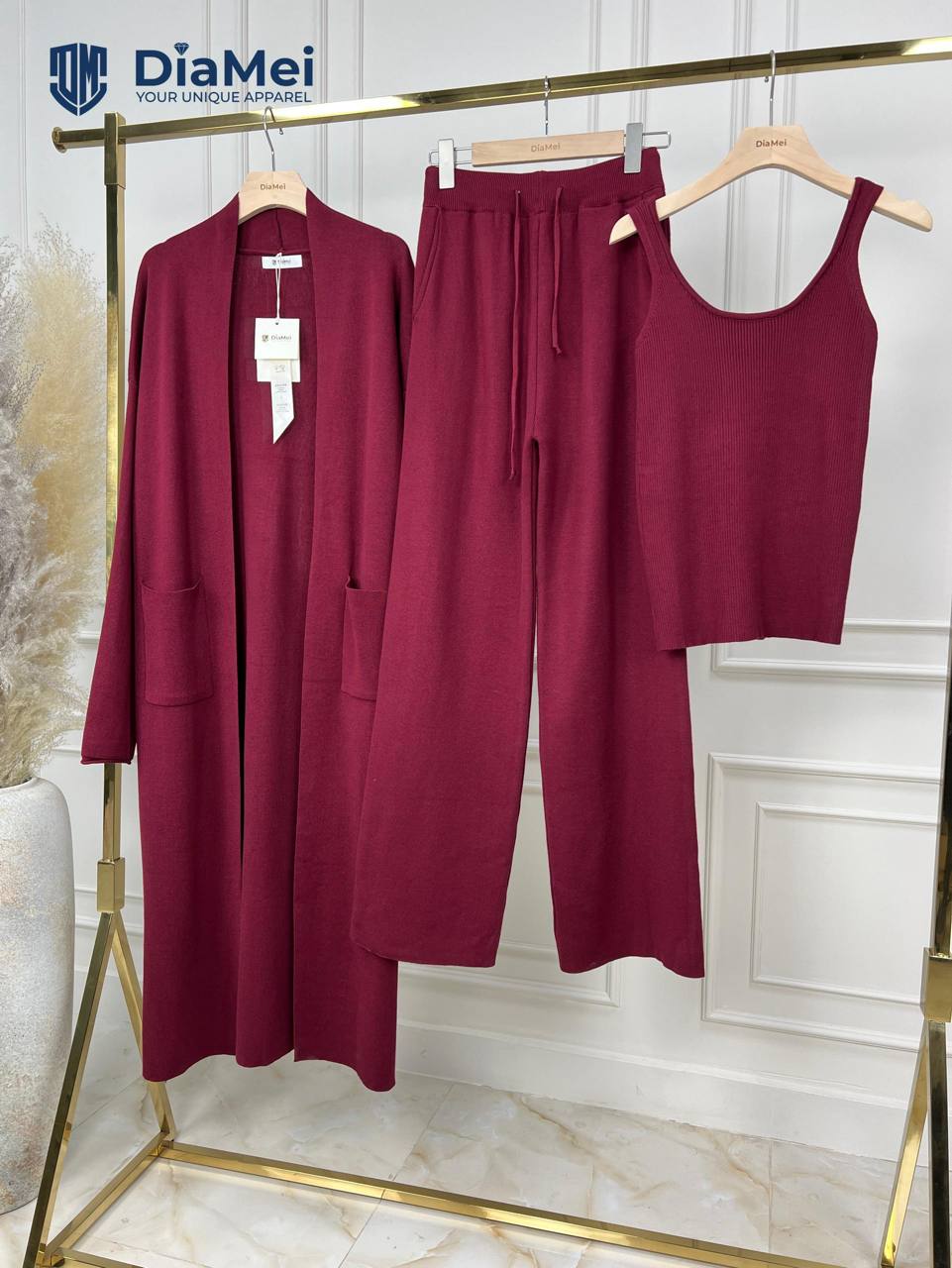 🌟Эти стильные трикотажные тройки созданы из мягкого и качественного материала, идеально подходящего для уютного образа. Комплект включает кардиган, топ и брюки, обеспечивая комфорт и тепло. Высококачественная ткань устойчива к скатыванию и сохраняет безупречный вид даже после множества стирок. Нежные оттенки и лаконичный дизайн делают комплект универсальным для любых случаев.